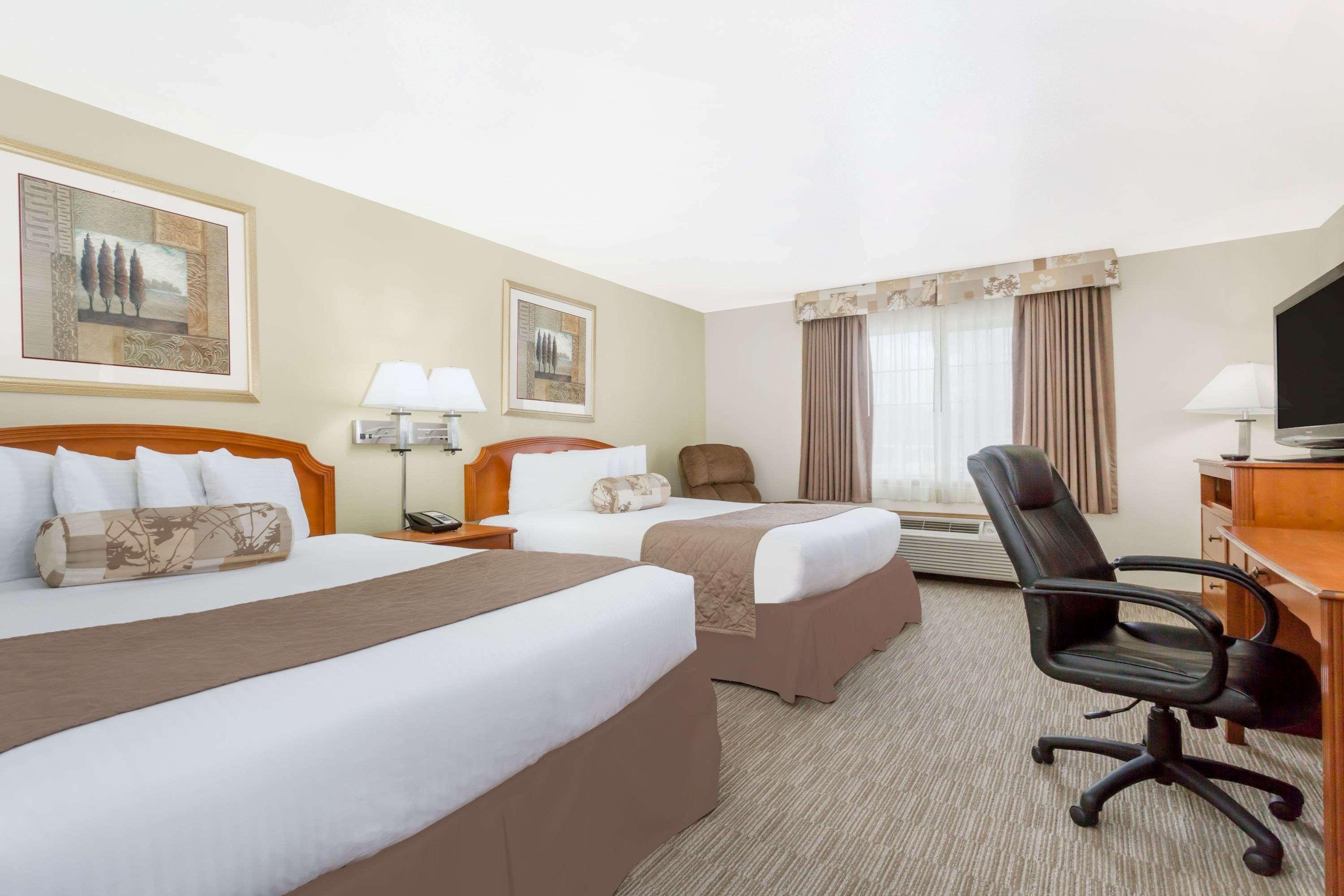 Ramada By Wyndham Ely Hotel Екстериор снимка