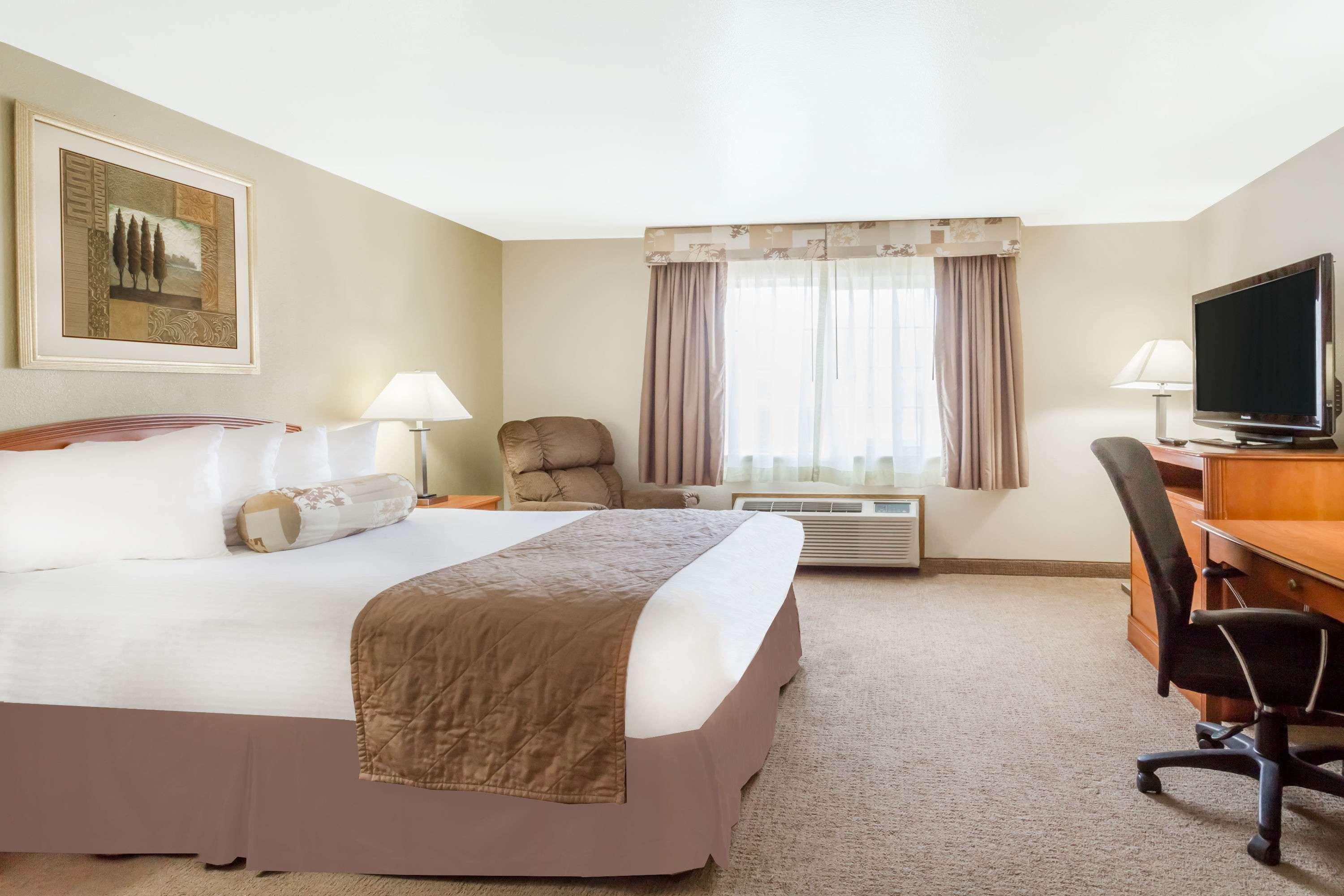 Ramada By Wyndham Ely Hotel Екстериор снимка