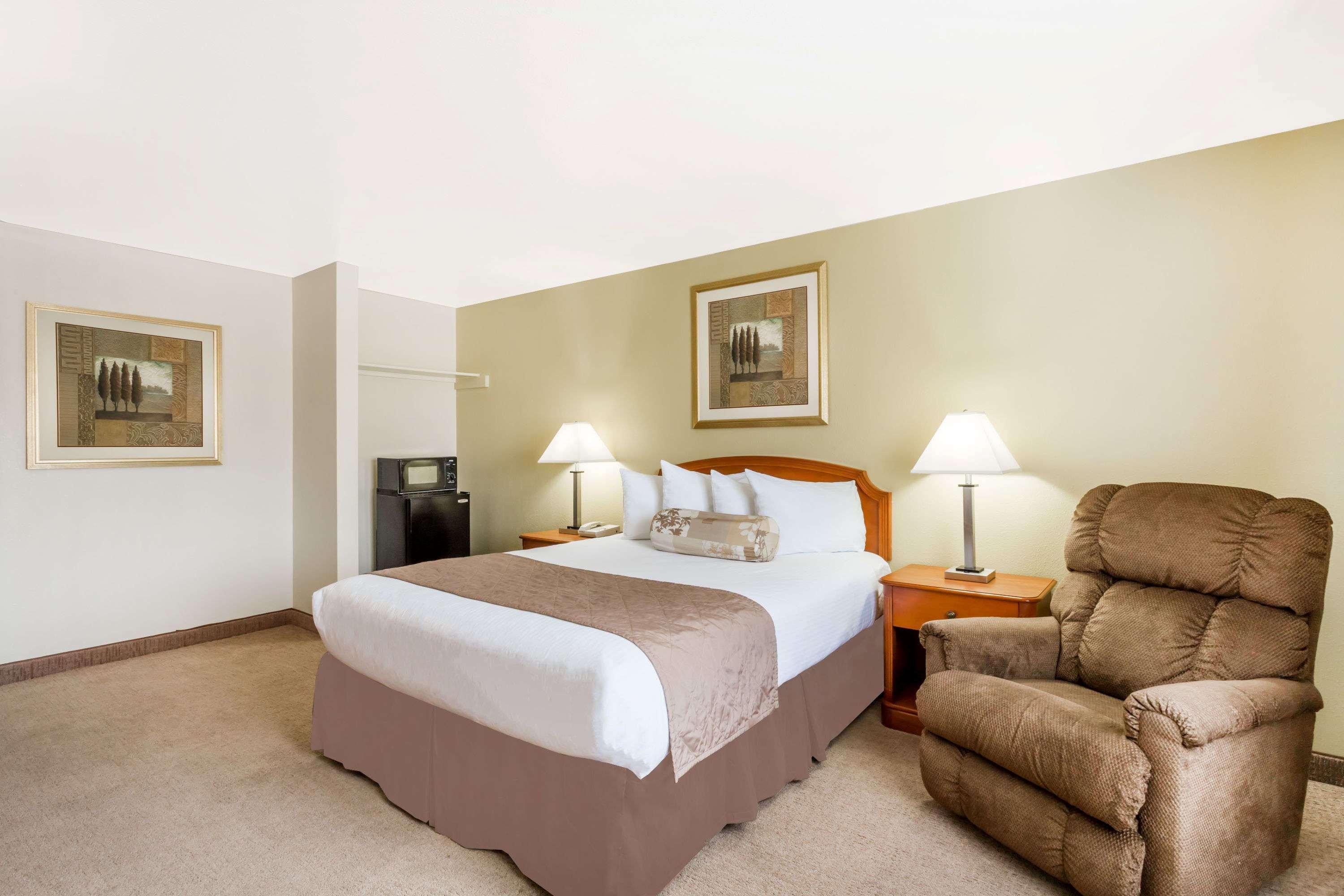 Ramada By Wyndham Ely Hotel Екстериор снимка