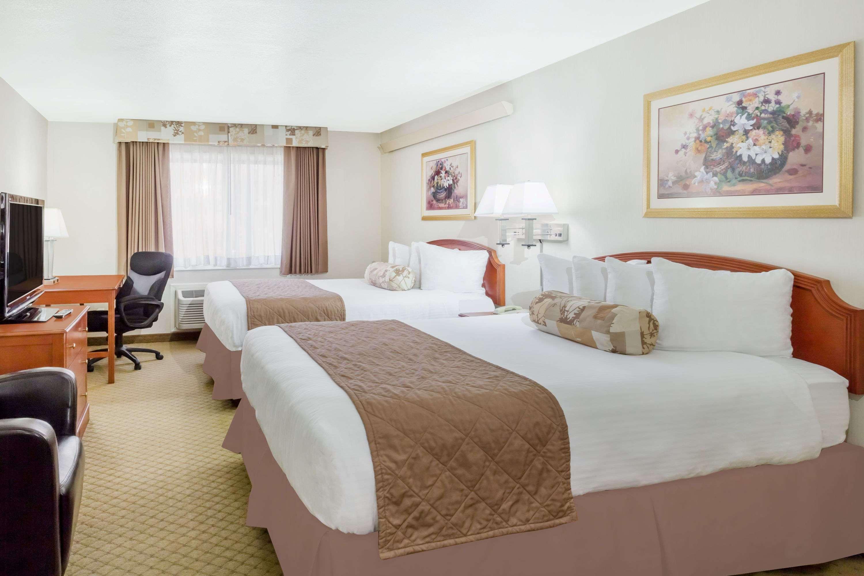 Ramada By Wyndham Ely Hotel Екстериор снимка