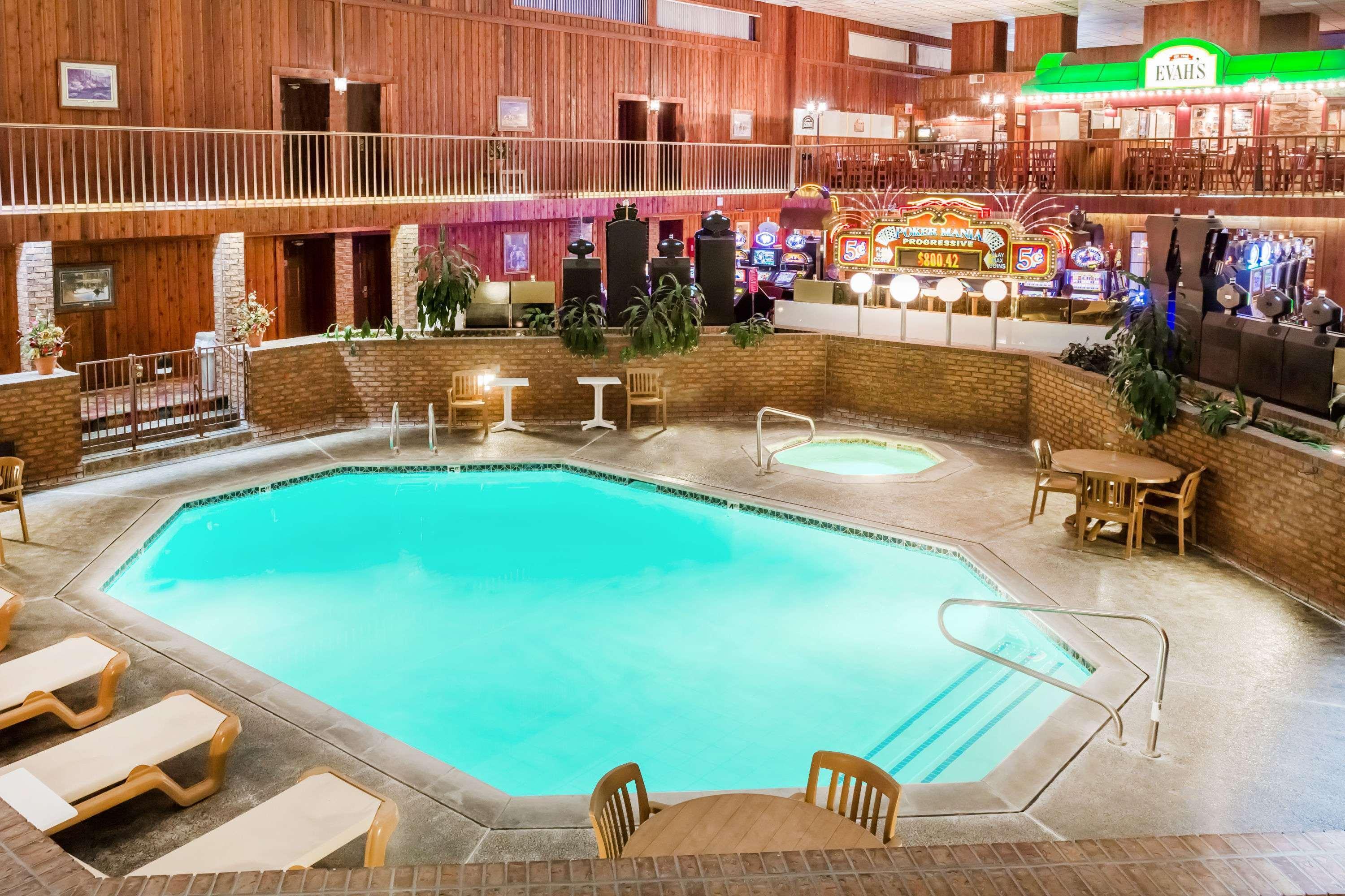 Ramada By Wyndham Ely Hotel Екстериор снимка