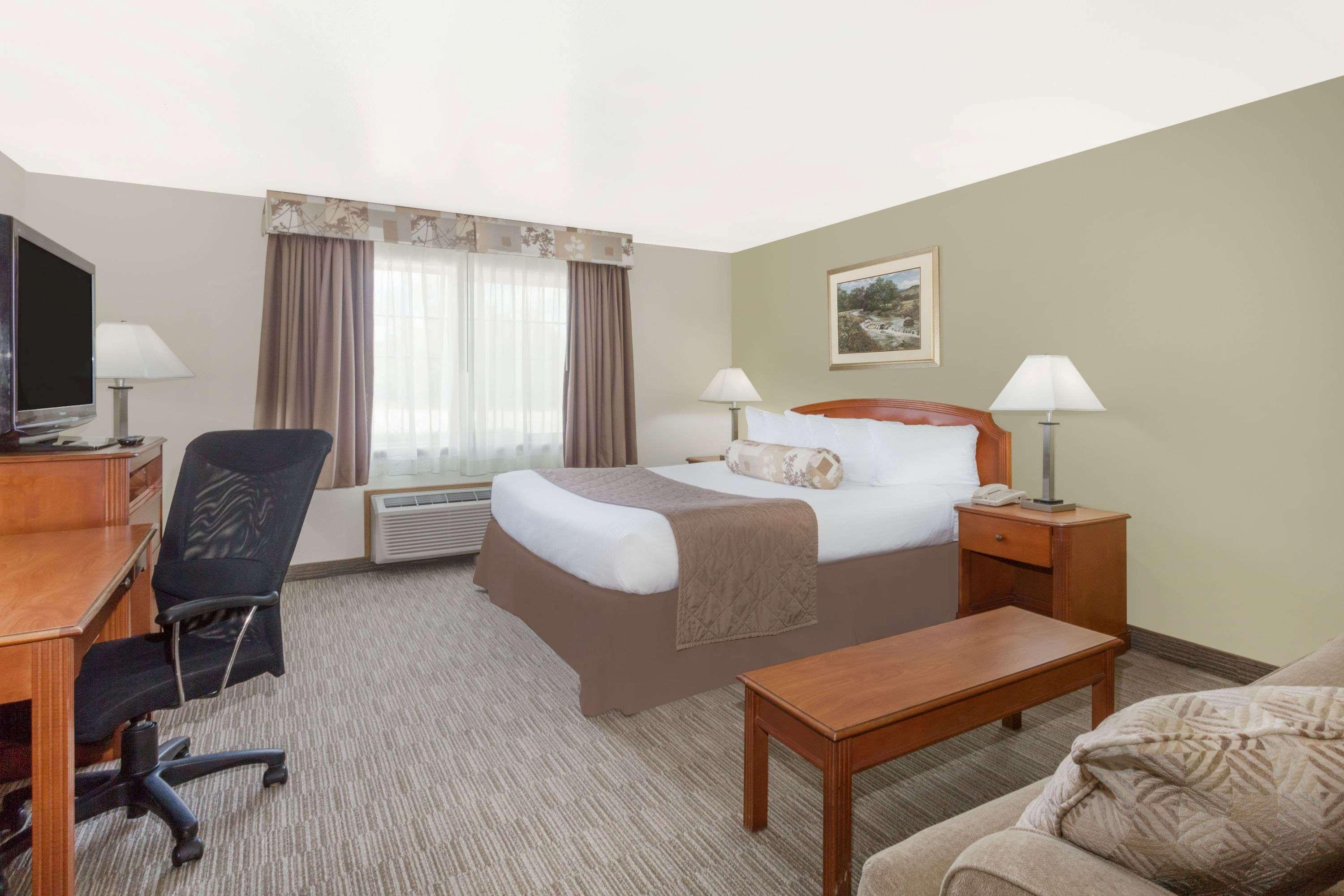 Ramada By Wyndham Ely Hotel Екстериор снимка