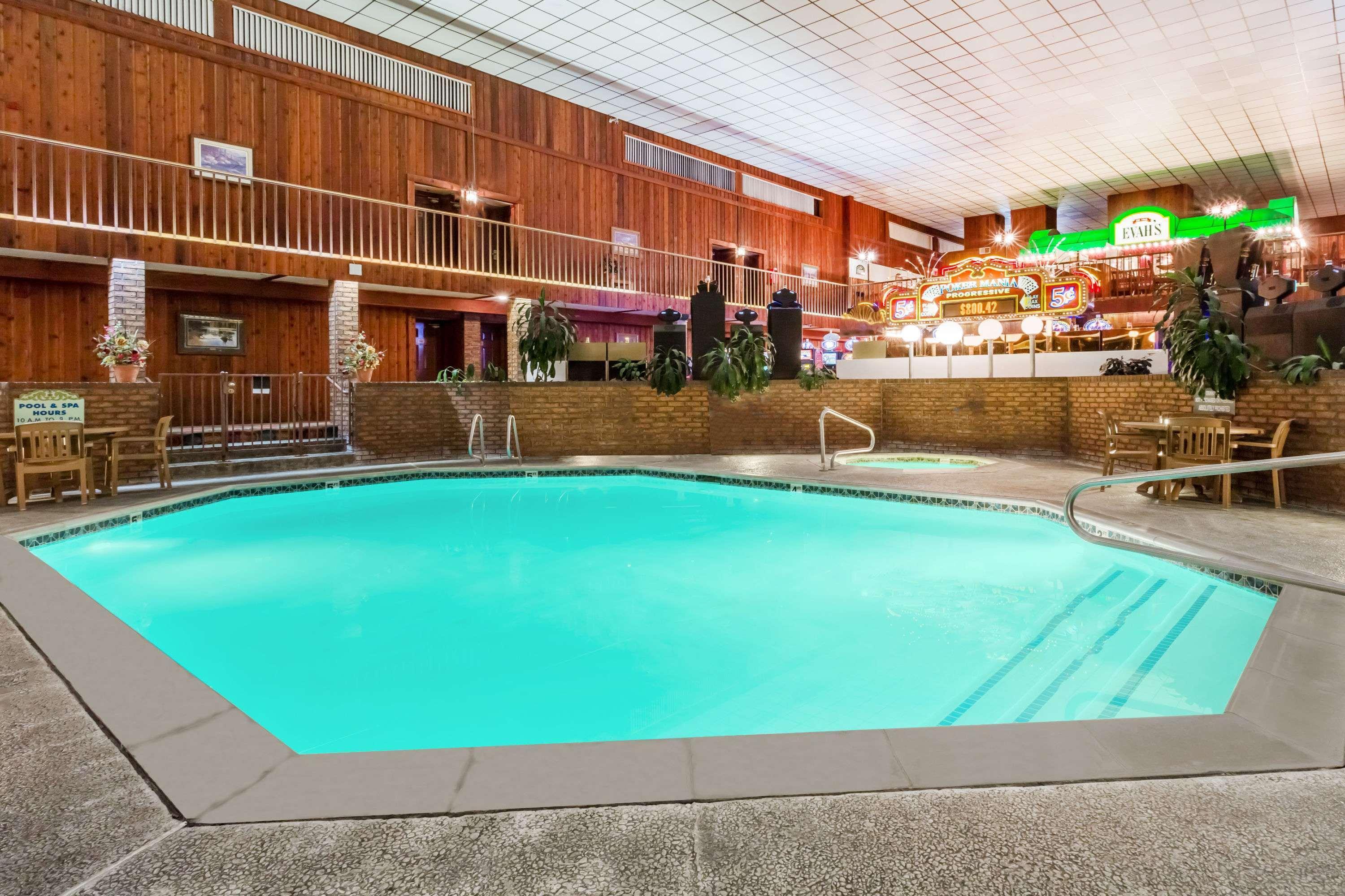 Ramada By Wyndham Ely Hotel Екстериор снимка
