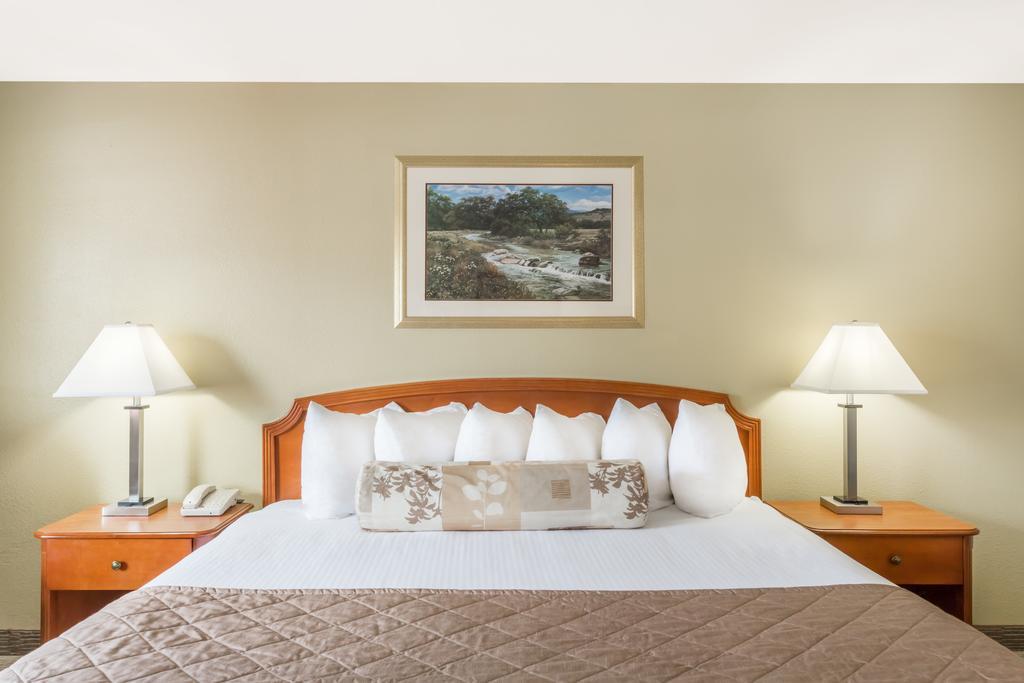 Ramada By Wyndham Ely Hotel Екстериор снимка